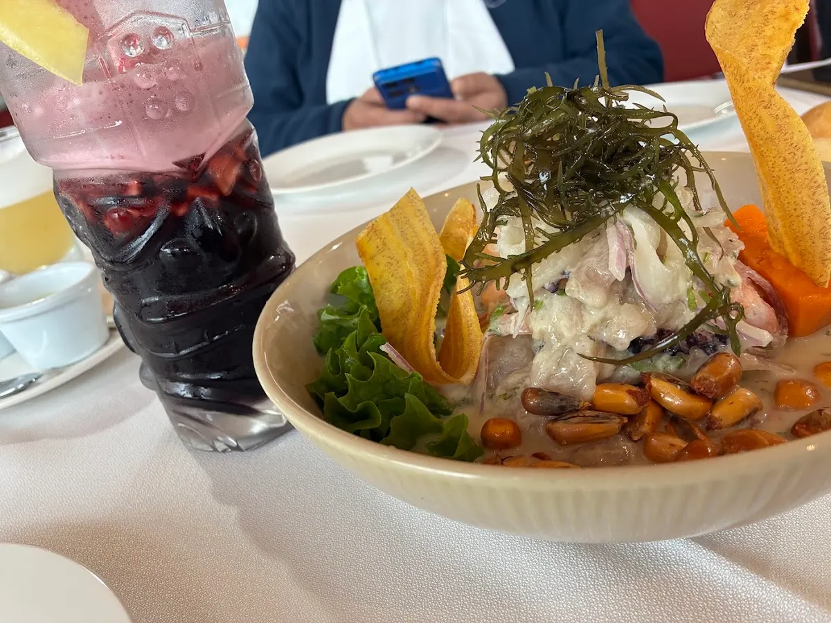 Mesa con chicha morada y plato de la casa