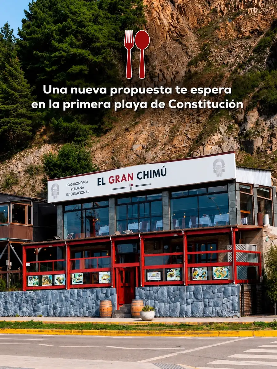 Fachada de El Gran Chimú con su letrero y ventanas rojas frente a la playa