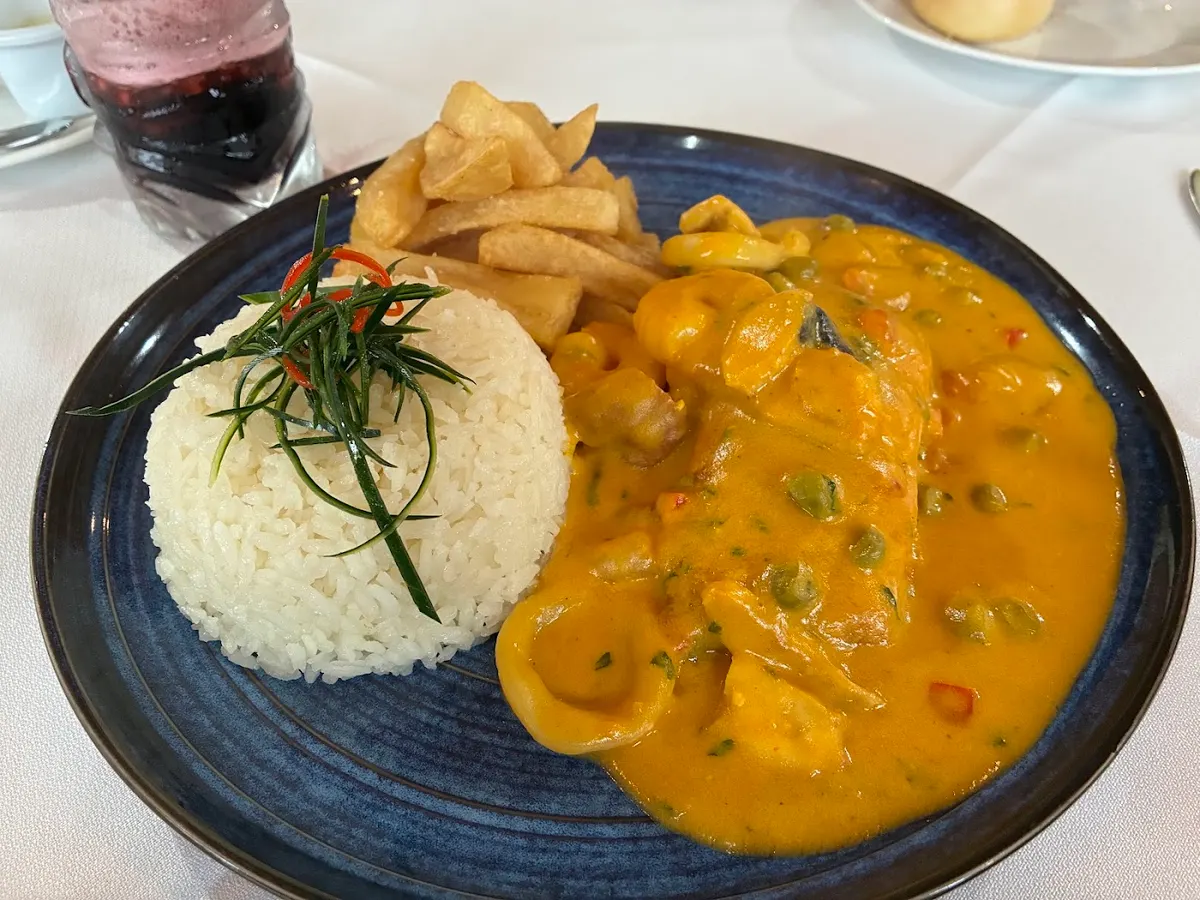 Plato cremoso de la casa con arroz
