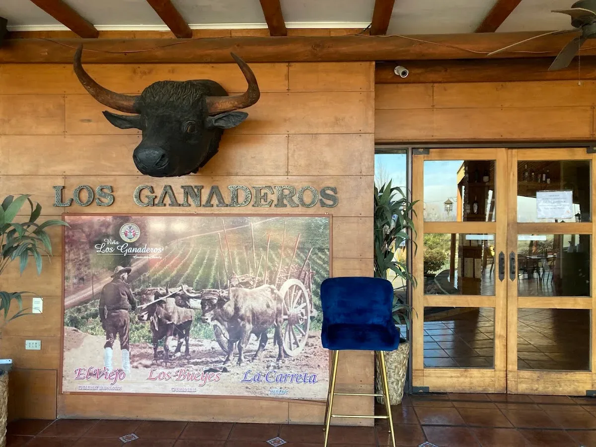 Entrada del Gustoso en Los Paltos con la decoración de su fachada