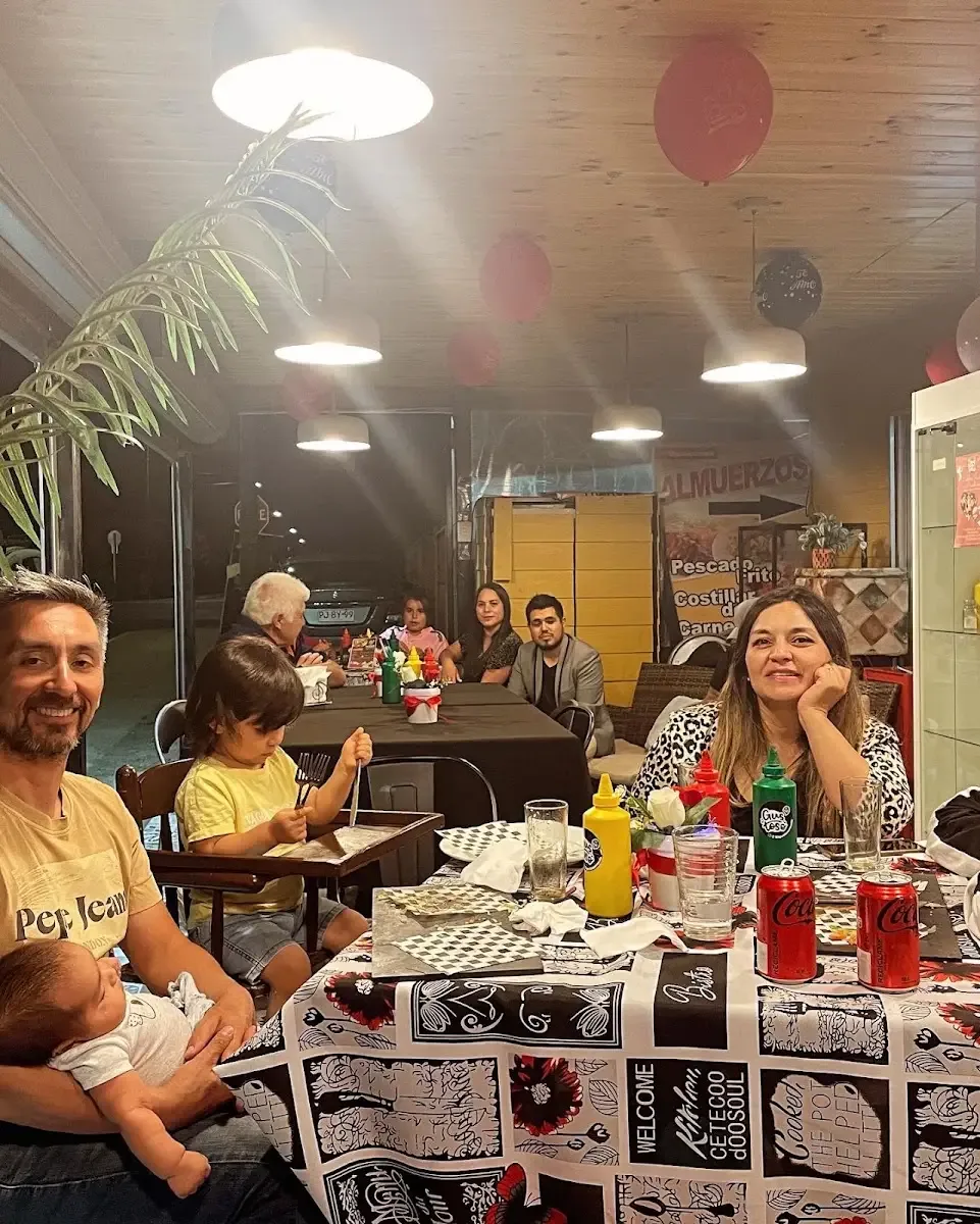 Salón del Gustoso con comensales almorzando