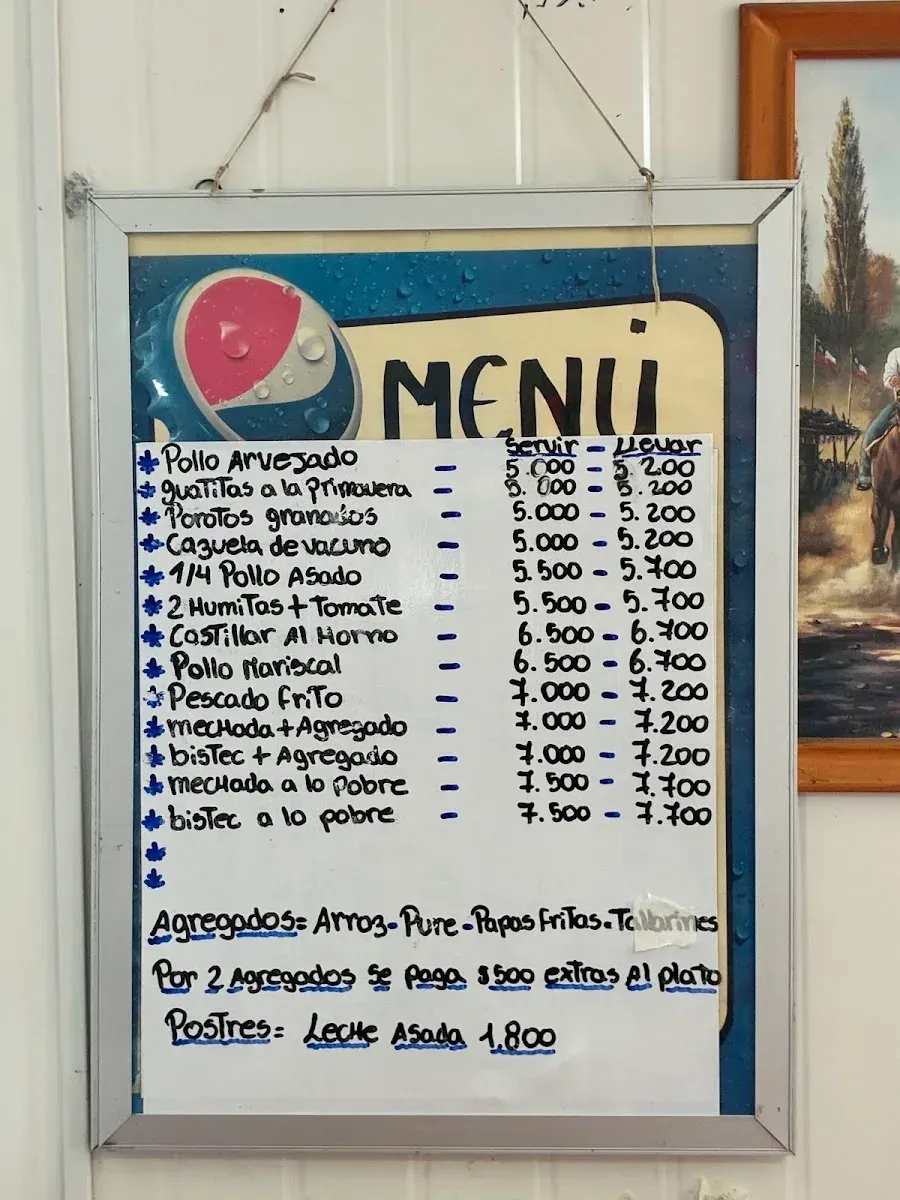 La pizarra impresa del restaurante con la carta y los precios escritos a mano