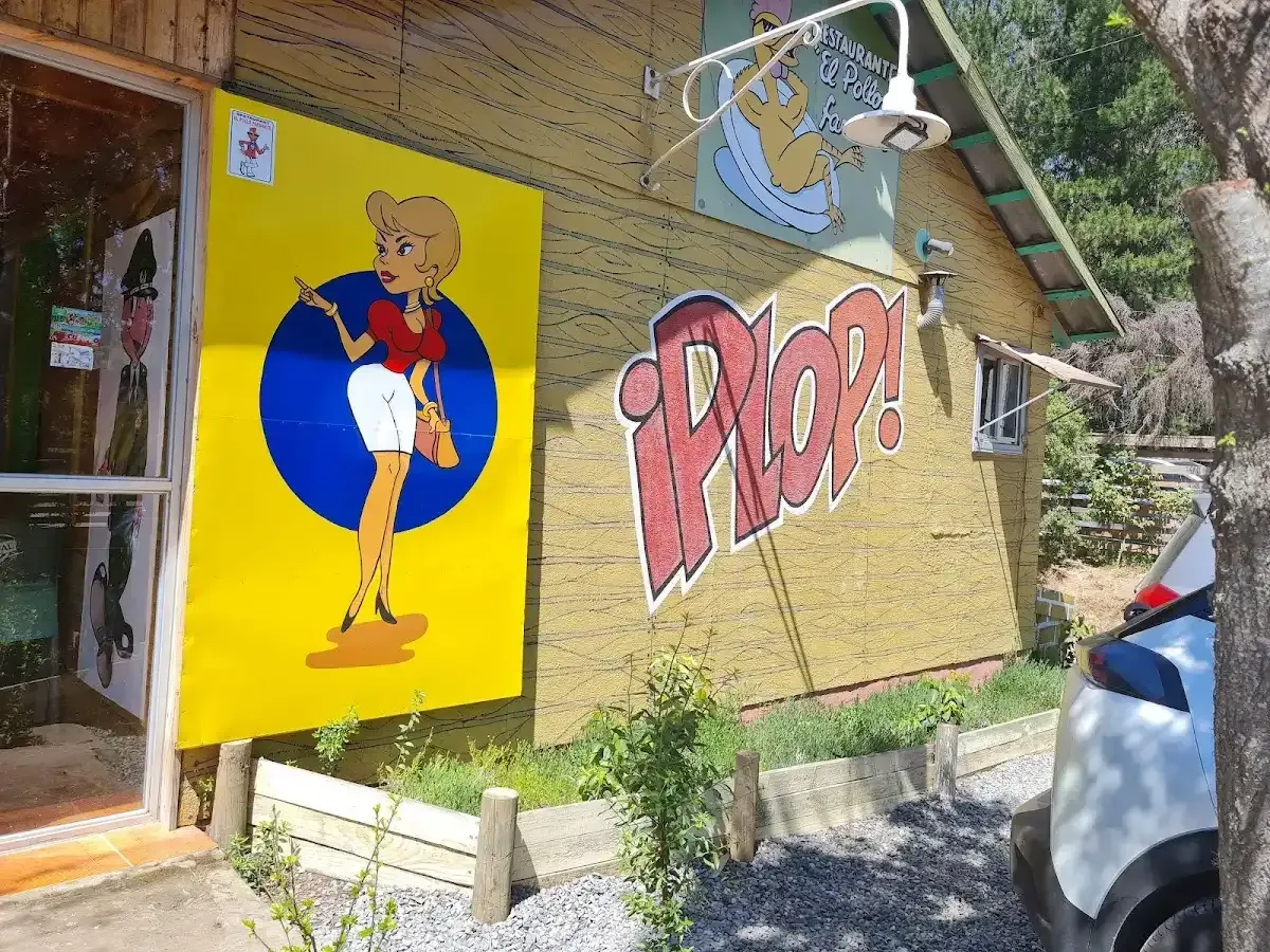 Mural pintado en la fachada de madera: Yayita y el letrero ¡PLOP! del restaurante