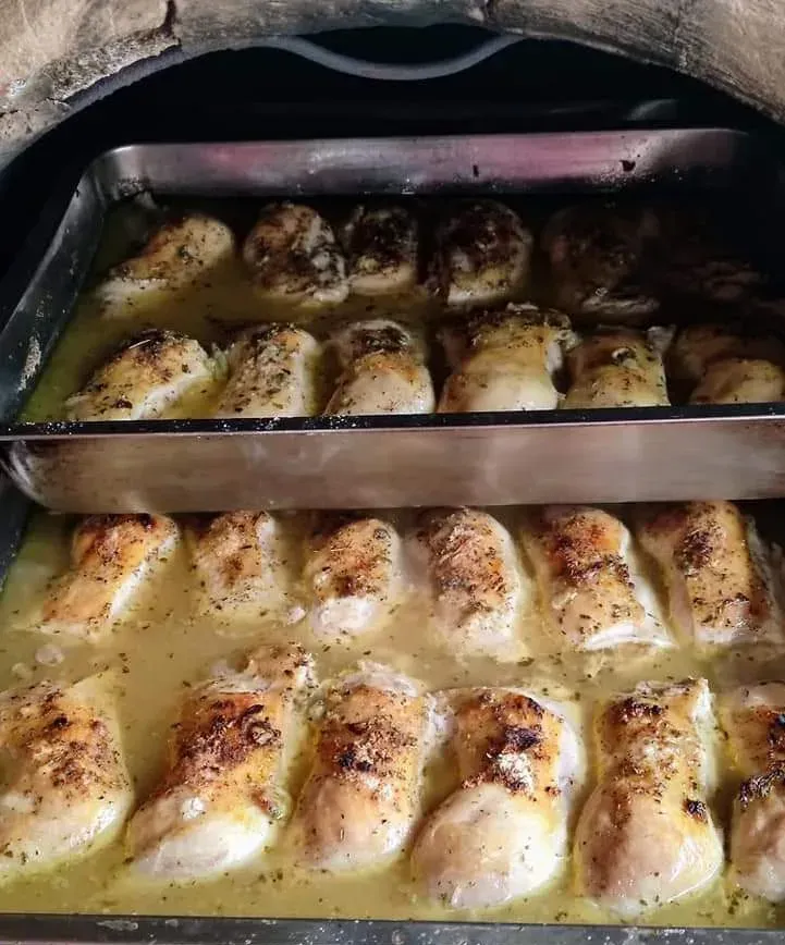 Bandeja con empanadas y preparaciones de la cocina del Pollo Farsante