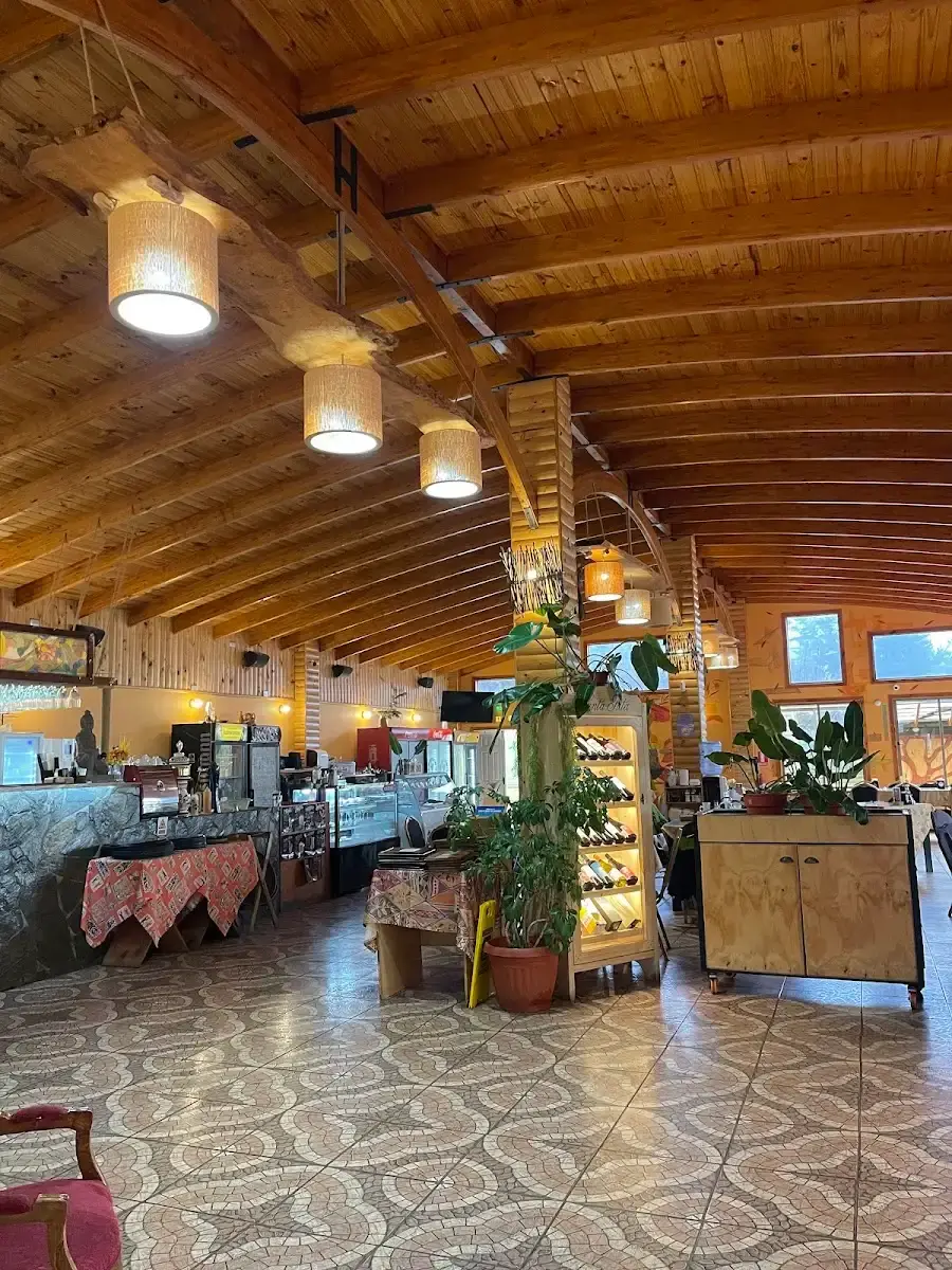 Comedor interior de madera con lámparas de papel y decoración de campo