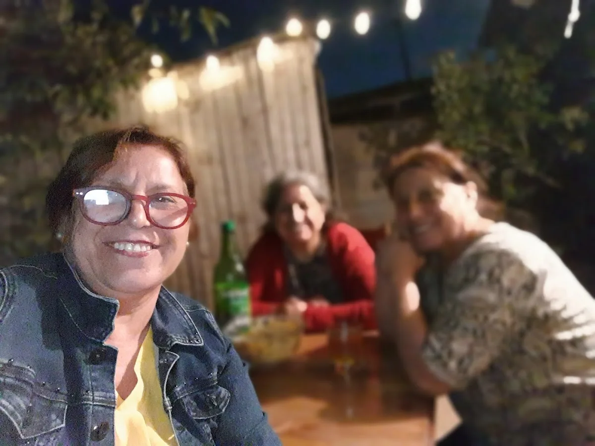 Clientes cenando de noche en las mesas exteriores de El Rincón del Sabor