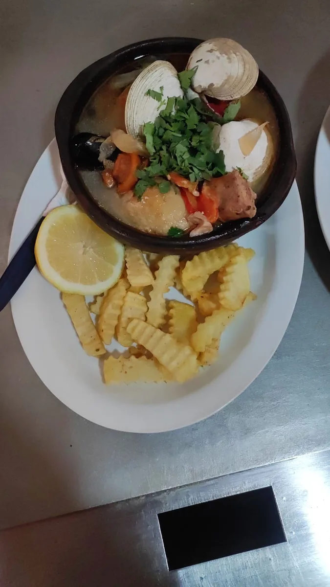 Paila caliente de la casa en El Rincón del Sabor