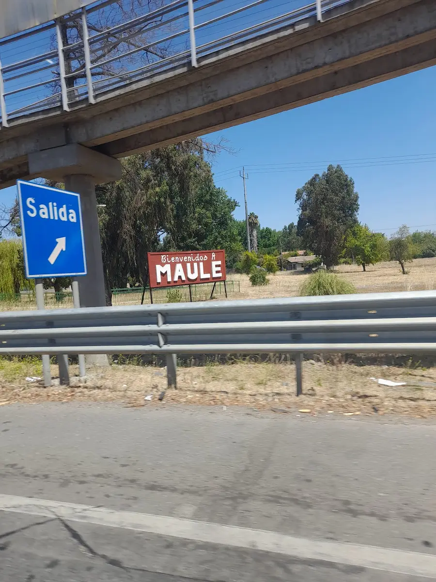 Señal de bienvenida a la comuna de Maule en la Ruta K-620, junto al restaurant