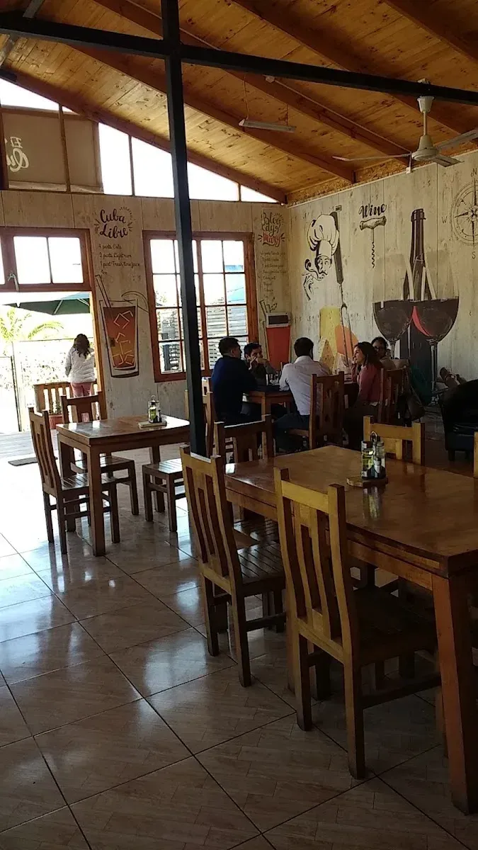 El comedor del Roto Quezada con sus mesas servidas y el periódico enmarcado en la pared