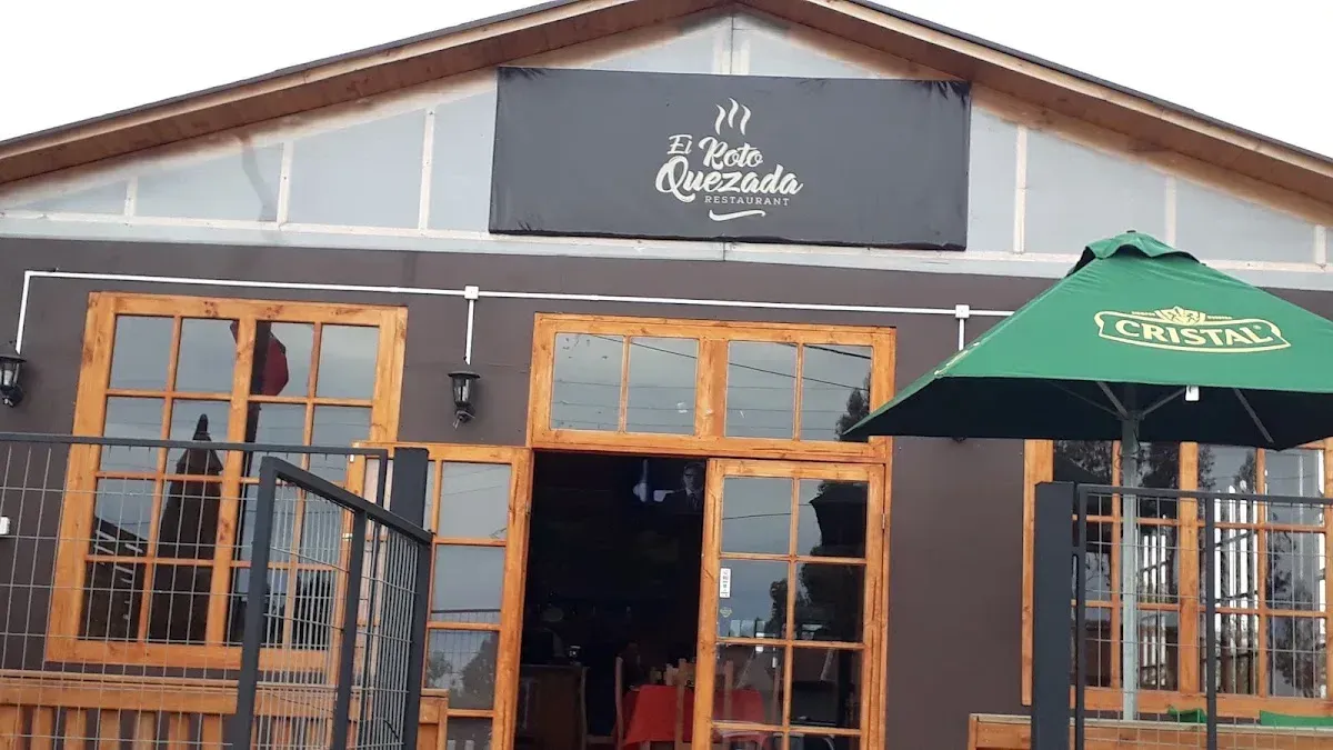 Fachada del restaurante El Roto Quezada en Río Claro con su letrero y la entrada del comedor