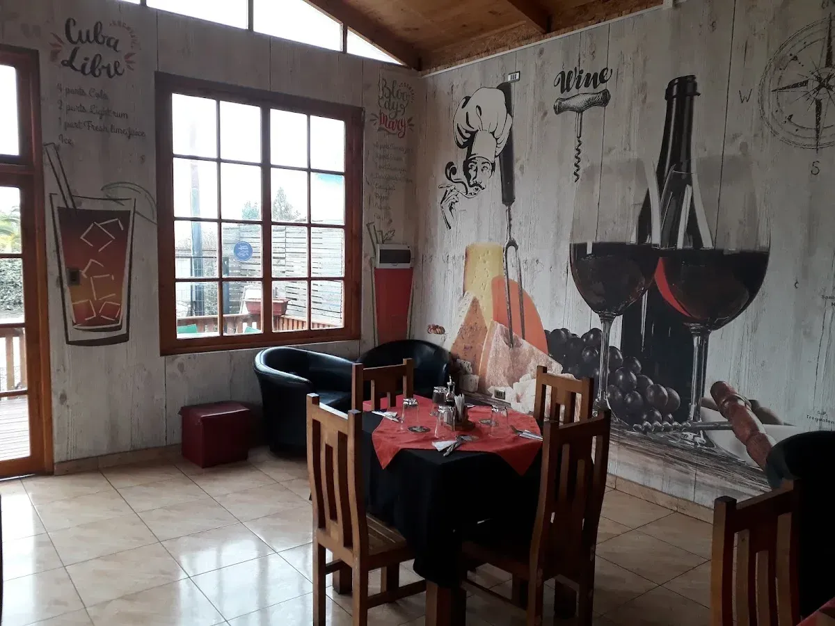 Interior del comedor del Roto Quezada con sus mesas alineadas y decoración de madera