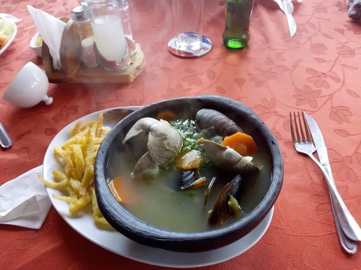 Paila de cocina chilena servida en el restaurante, con cazuela y acompañamientos