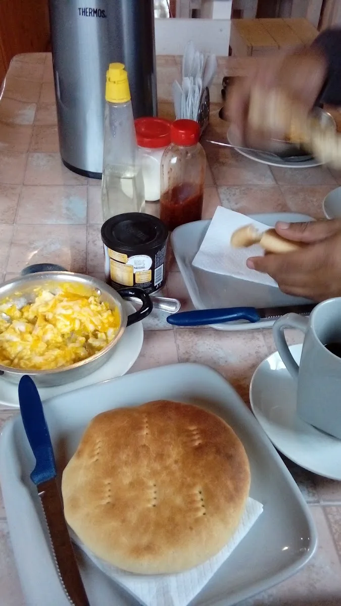 Plato casero con pan, huevo y acompañamientos en El Sauce de Longaví