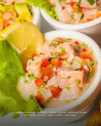 Foto real: ceviche de reineta con pebre, limón y lechuga