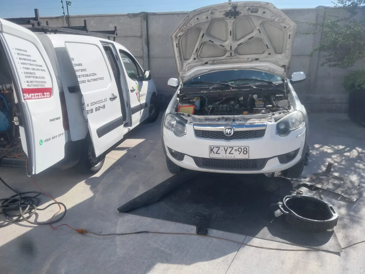Auto atendido en terreno por el furgón taller de El Uruguayo