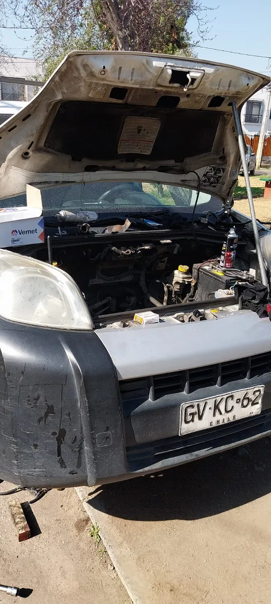 Atención mecánica en terreno junto al furgón de servicio