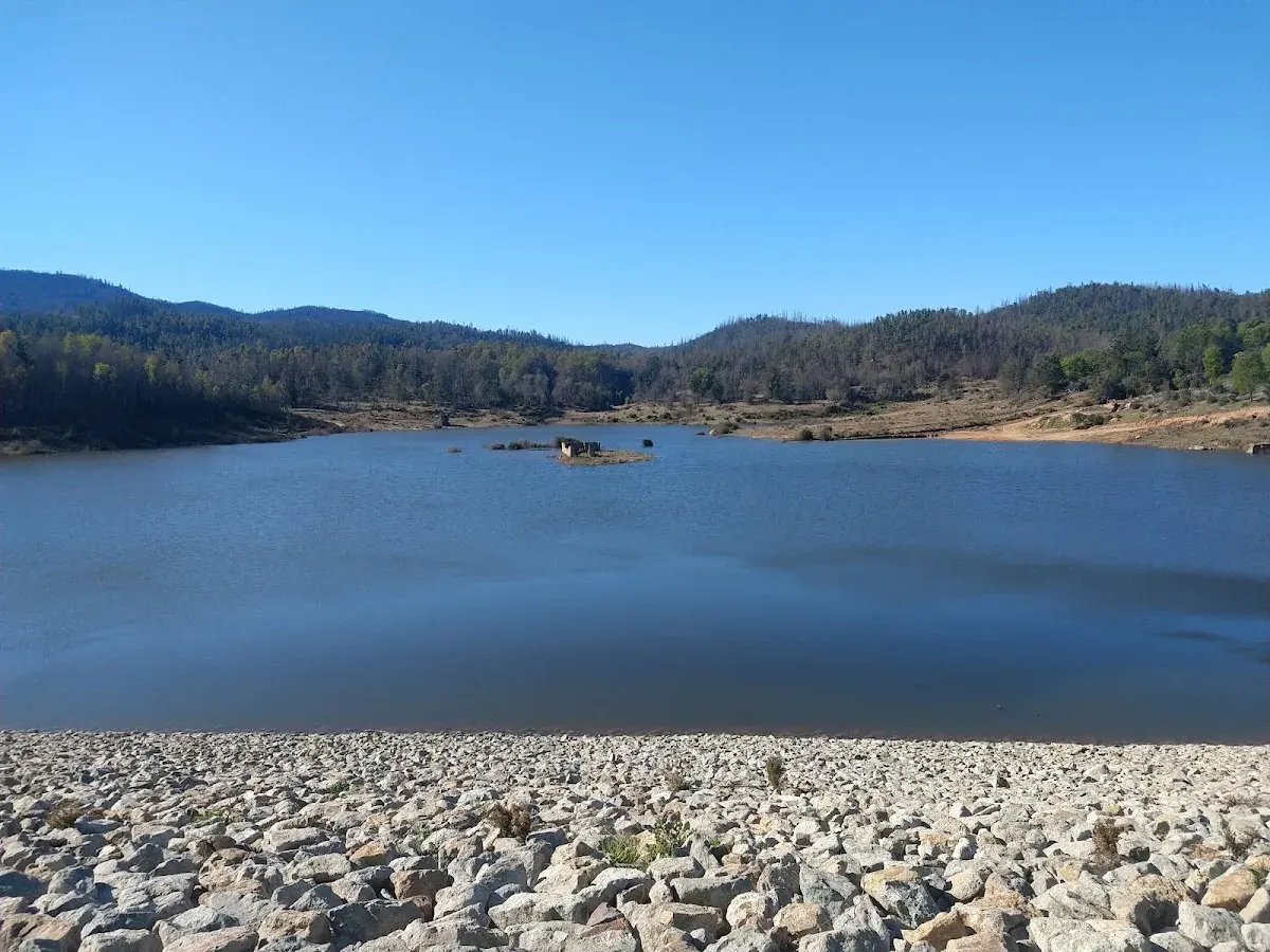 Vista del Embalse de Empedrado rodeado de cerros