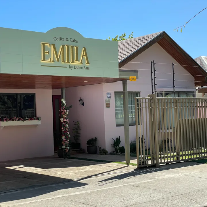 Fachada de Emilia Coffee & Cake: casita rosada con rótulo dorado en 2 Norte, Talca
