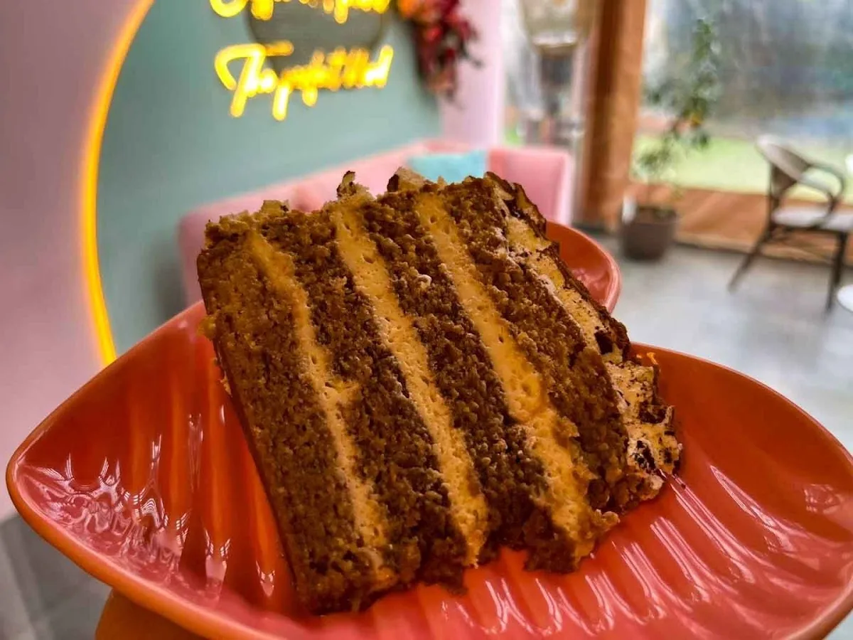 Trozo de torta húmeda de chocolate servido en Emilia Coffee & Cake