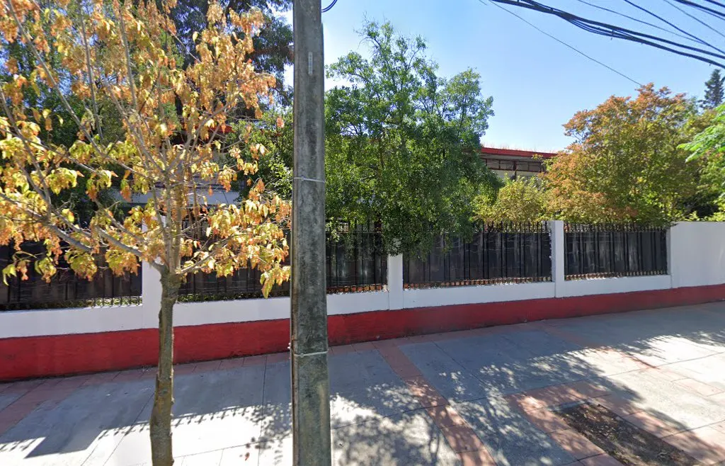 Esquina de la cuadra en 5 Norte, Talca, con poste y tendido eléctrico