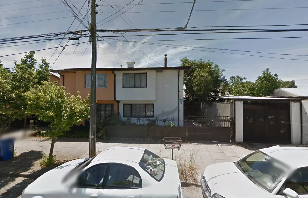 Poste con transformador y red eléctrica aérea en el barrio norte de Talca