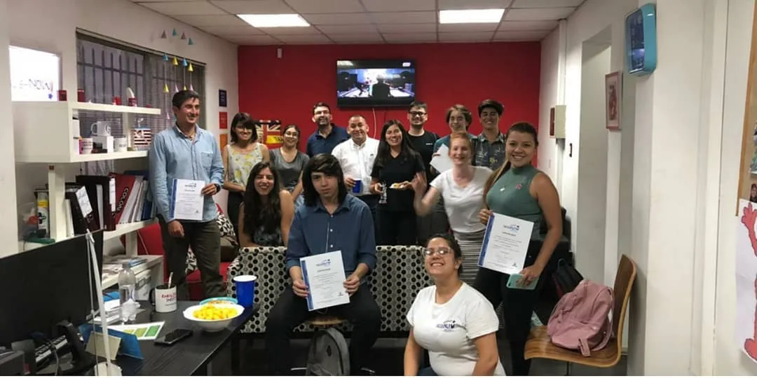 Alumnos de English Now con sus certificados en la sala del instituto