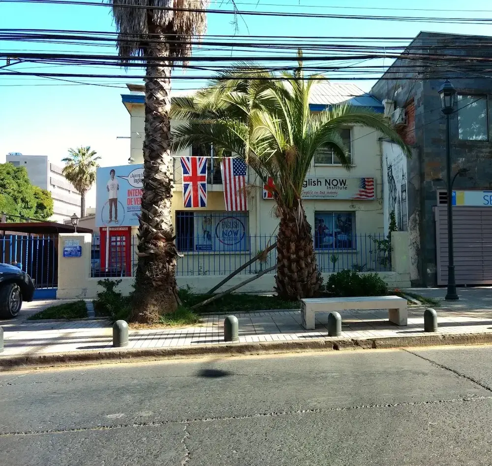 Mural de la Estatua de la Libertad y cabina telefónica roja en English Now