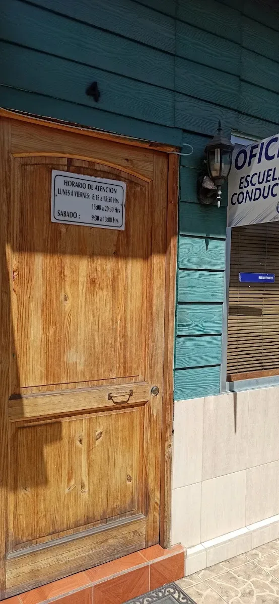 Puerta de la oficina de la Escuela de Conductores A & S con el letrero de horario de atención