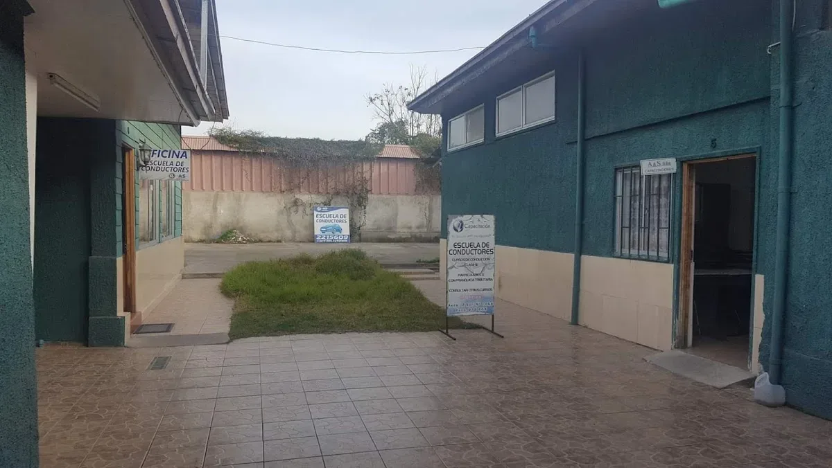 Patio de la Escuela de Conductores A & S en 2 Sur, Talca, con su letrero de escuela de conductores