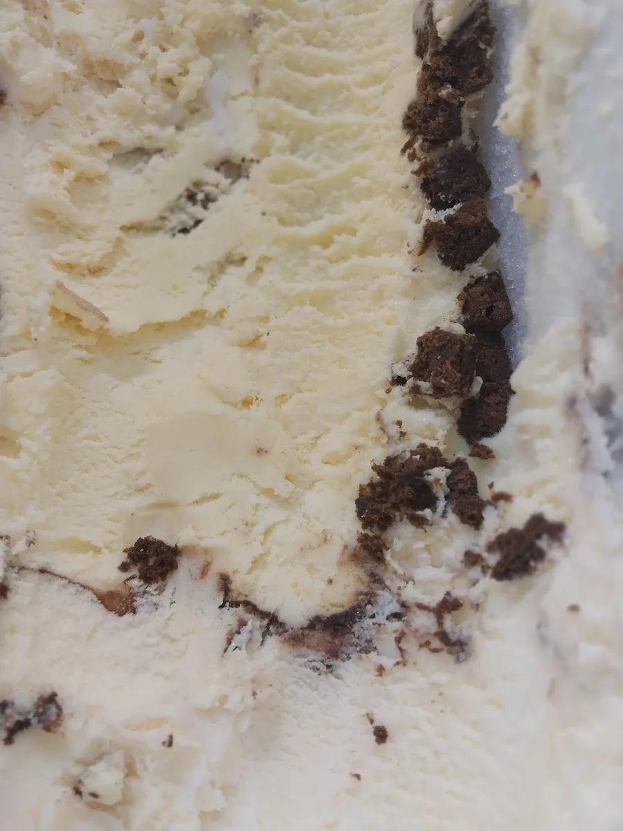Helado artesanal con trozos de chocolate en Espacio Dominga