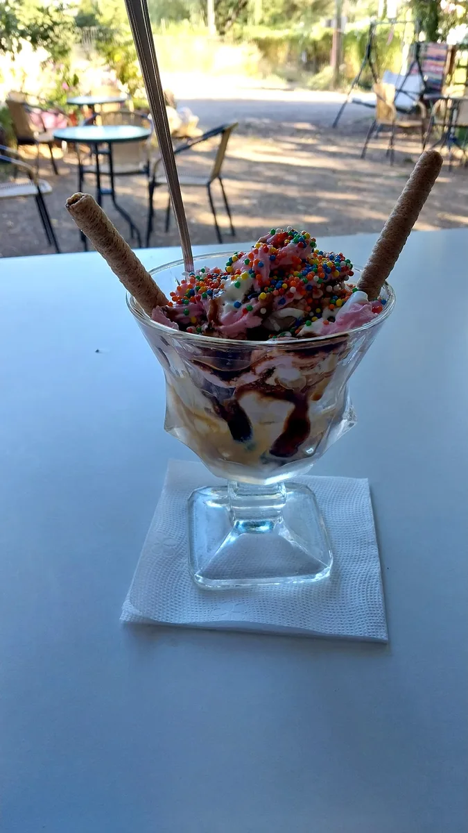 Copa de helado con barquillos y lluvia de chocolate en la terraza de Espacio Dominga