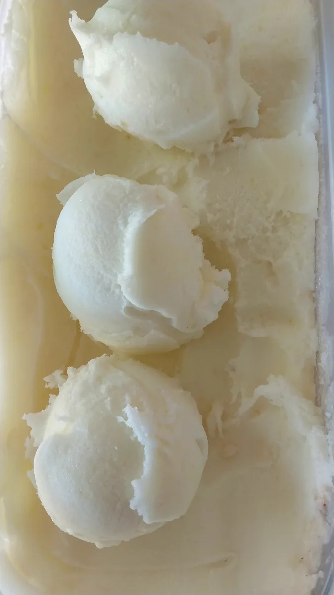 Bolitas de helado blanco recién sacadas del congelador