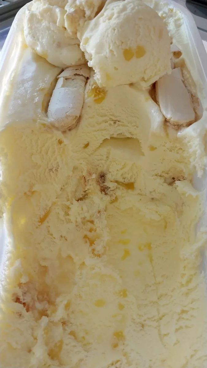 Bolitas de helado crema con trozos, servidas en Espacio Dominga