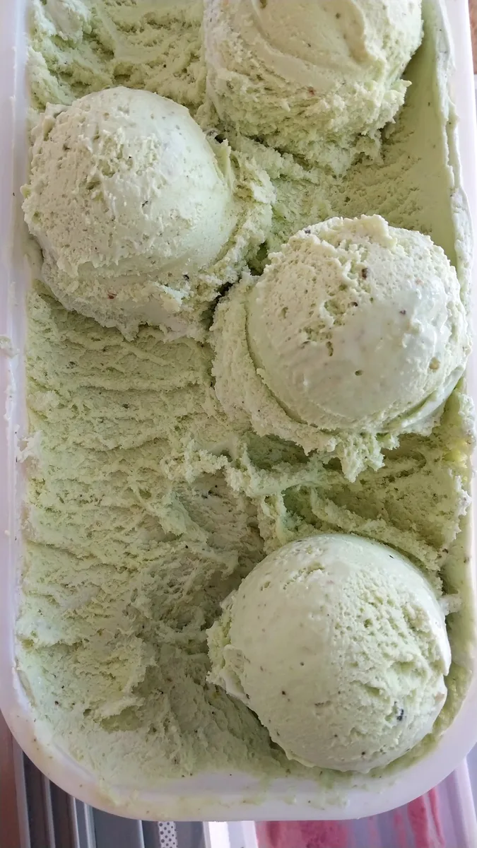 Bolitas de helado verde servidas en copa en Espacio Dominga
