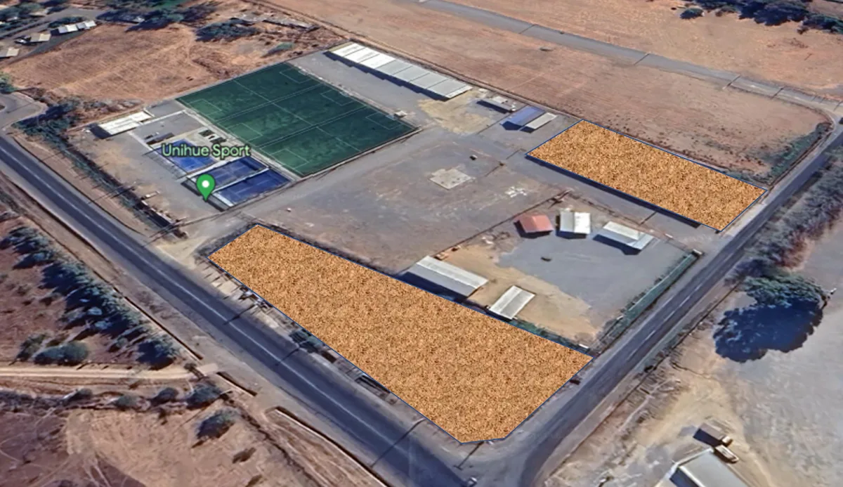 Vista aérea del predio de Espacio Unihue con los dos sectores de bodegas y contenedores delimitados en azul, junto a Unihue Sport — imagen de la ficha de Google