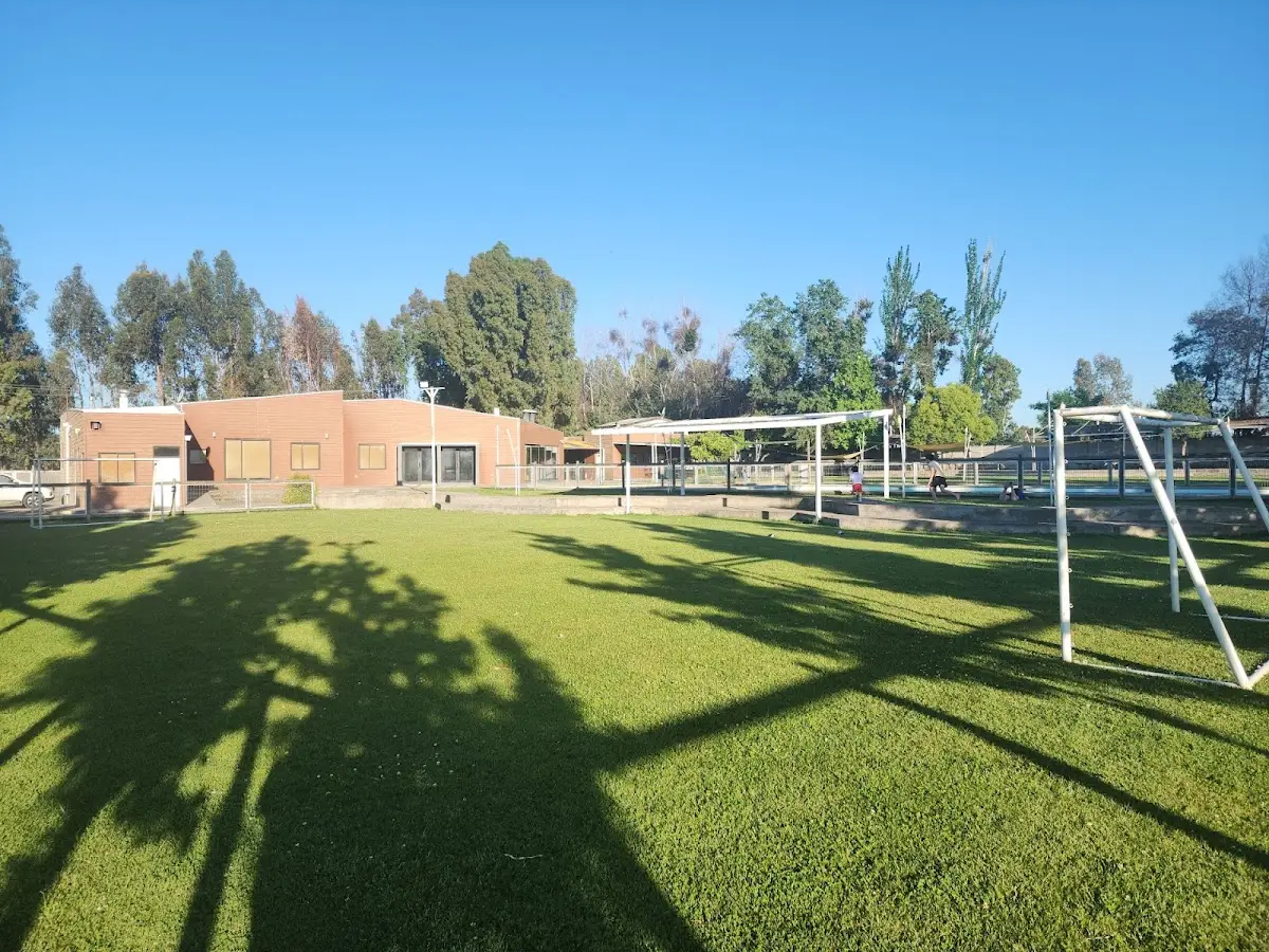 Casa club de ladrillo y cancha de pasto de Unihue Sport, el club deportivo que comparte el predio — foto de la ficha de Google