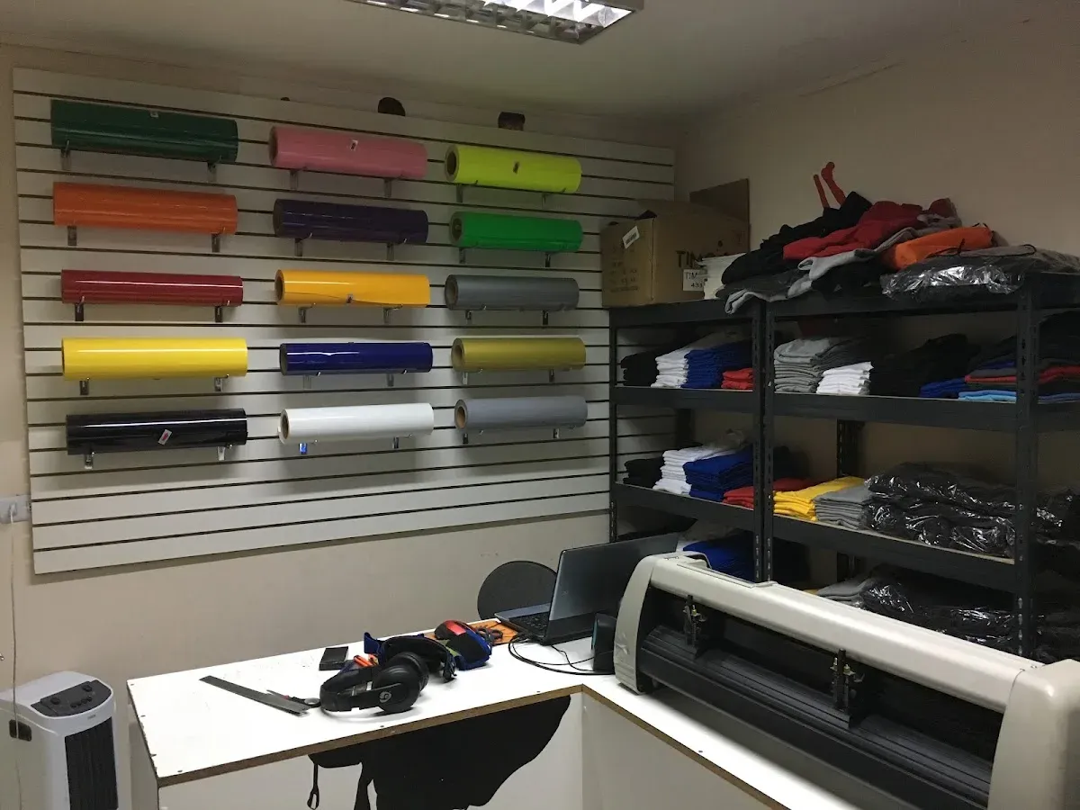 Interior de Estampa Tu Diseño: plotter de corte y pared de vinilos de colores