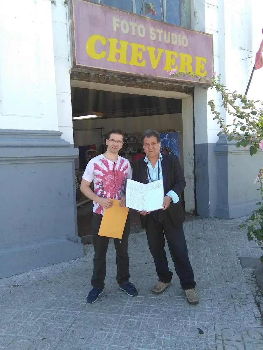 Don Nicodemus, dueño del Chevere, atendiendo a un cliente a la entrada del estudio