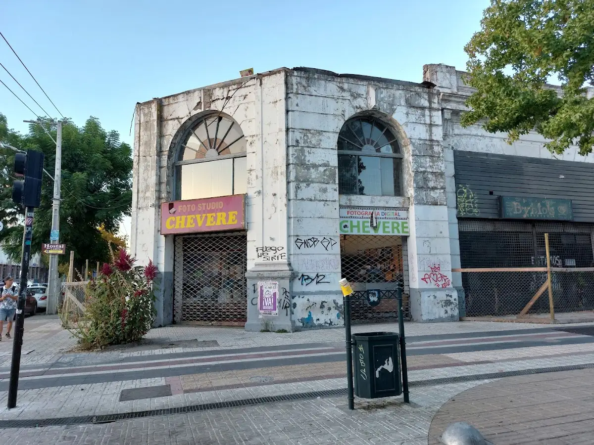 Vista completa del edificio esquinero del estudio Chevere con sus dos letreros