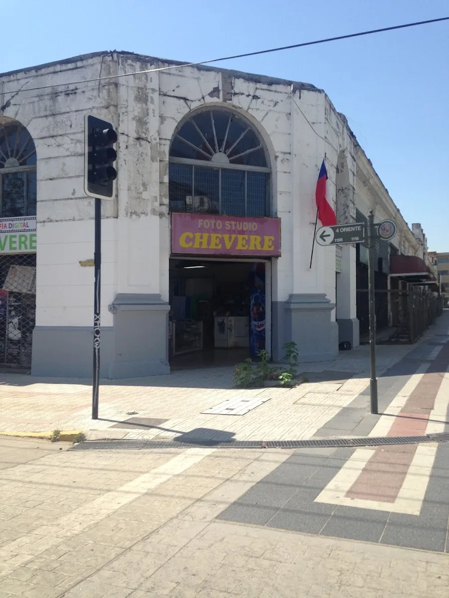 Esquina del Foto Studio Chevere en Talca: edificio histórico con letrero rosado y bandera chilena