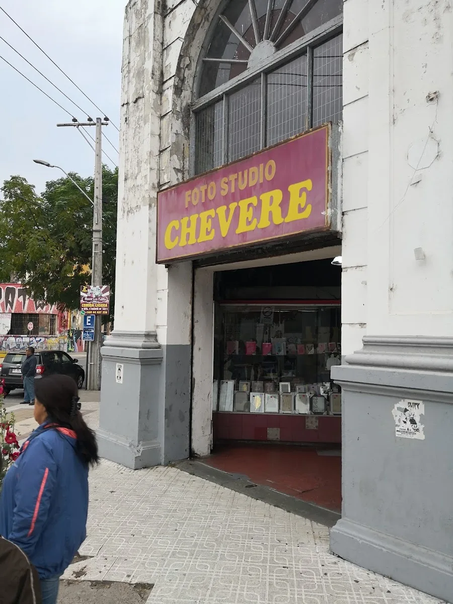 Primer plano del letrero Foto Studio Chevere en letras amarillas