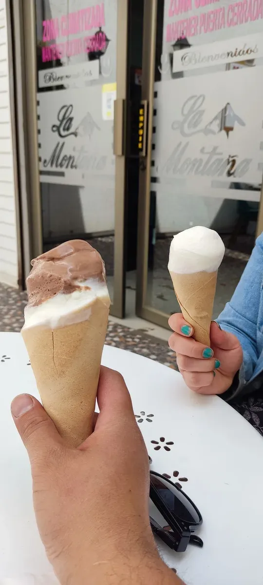 Cono de helado morado recién servido