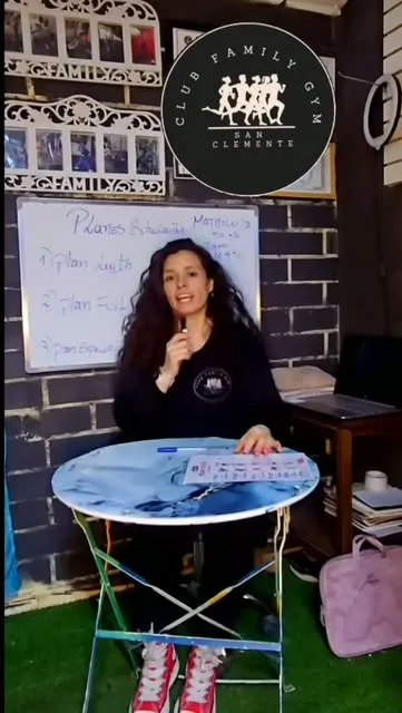 Recepción de Family Gym con el logo del club en la pared