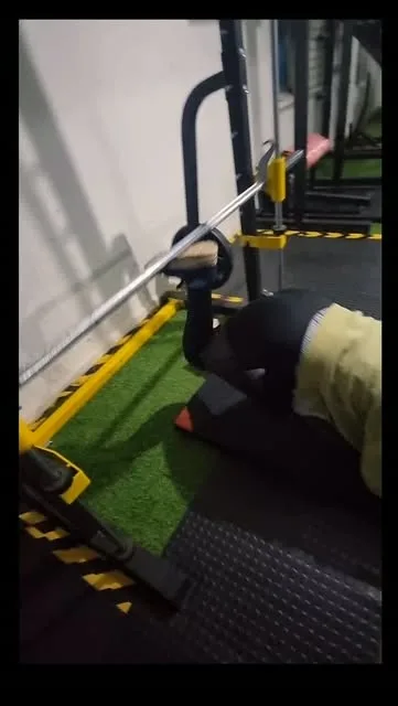 Socios entrenando sobre el pasto sintético de Family Gym