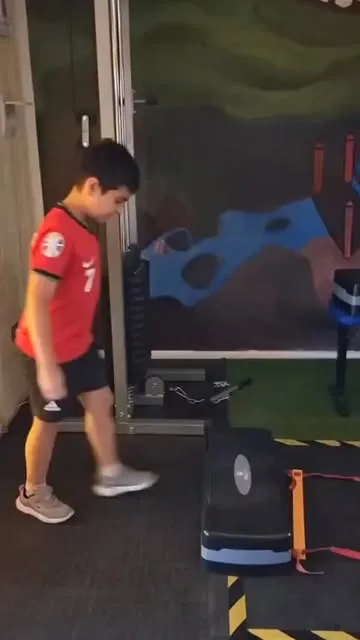 Interior de Family Gym: zona de entrenamiento funcional con cajones