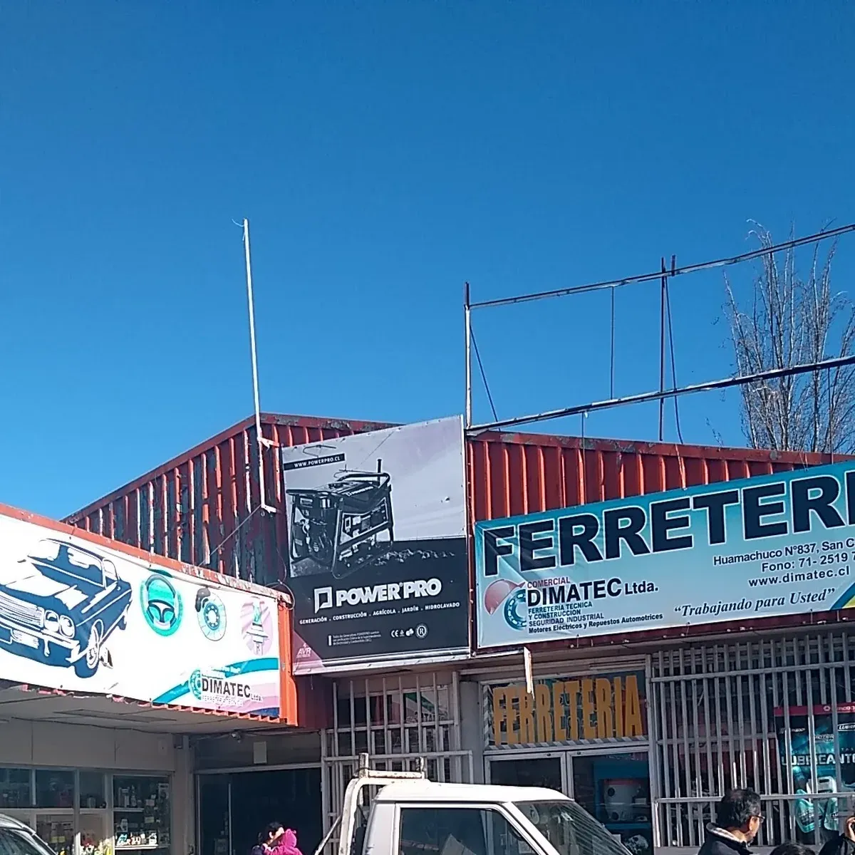 Fachada de Arimaq Ferretería con el letrero grande en Sector La Estrella, San Clemente