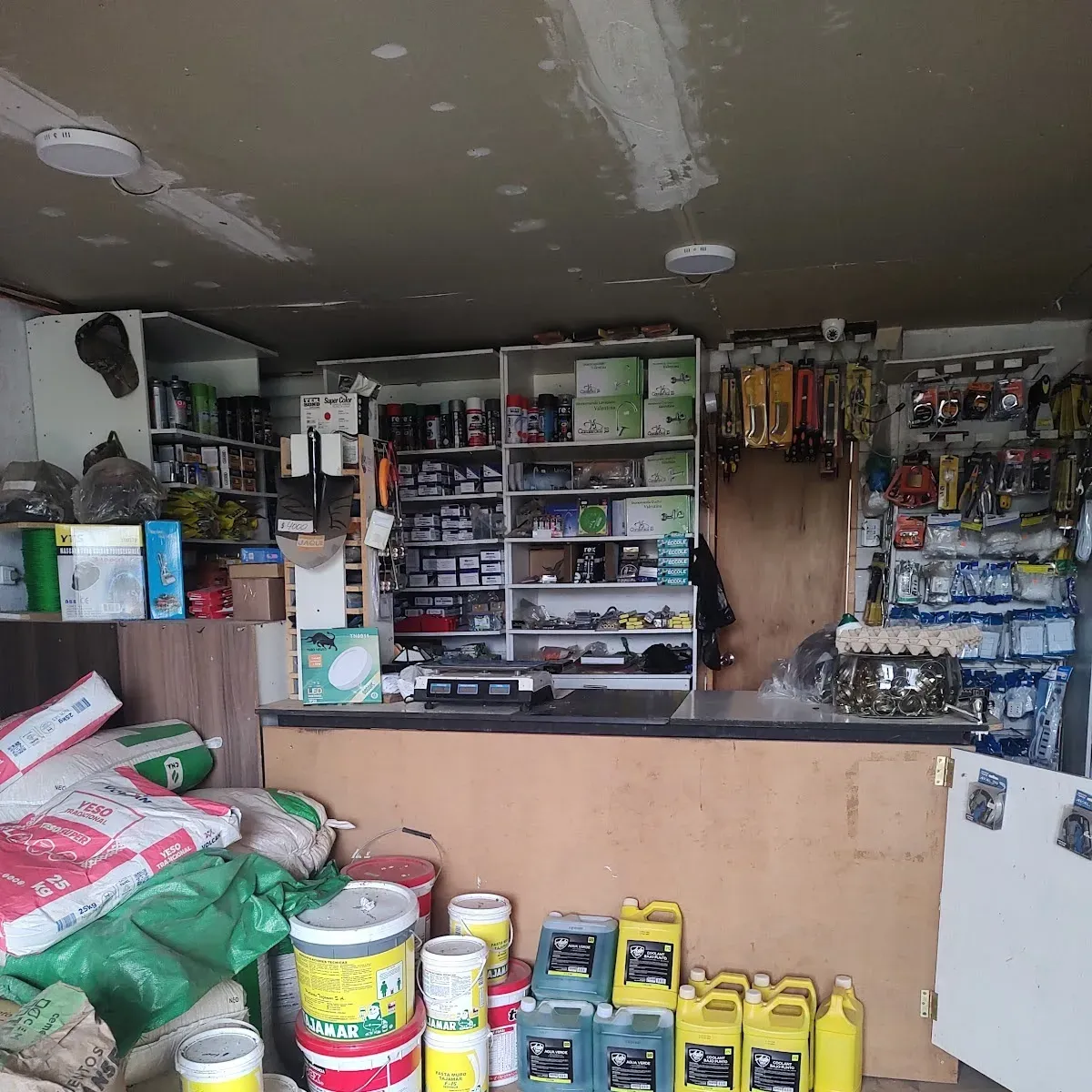 Interior de la tienda: repisas con pinturas y herramientas