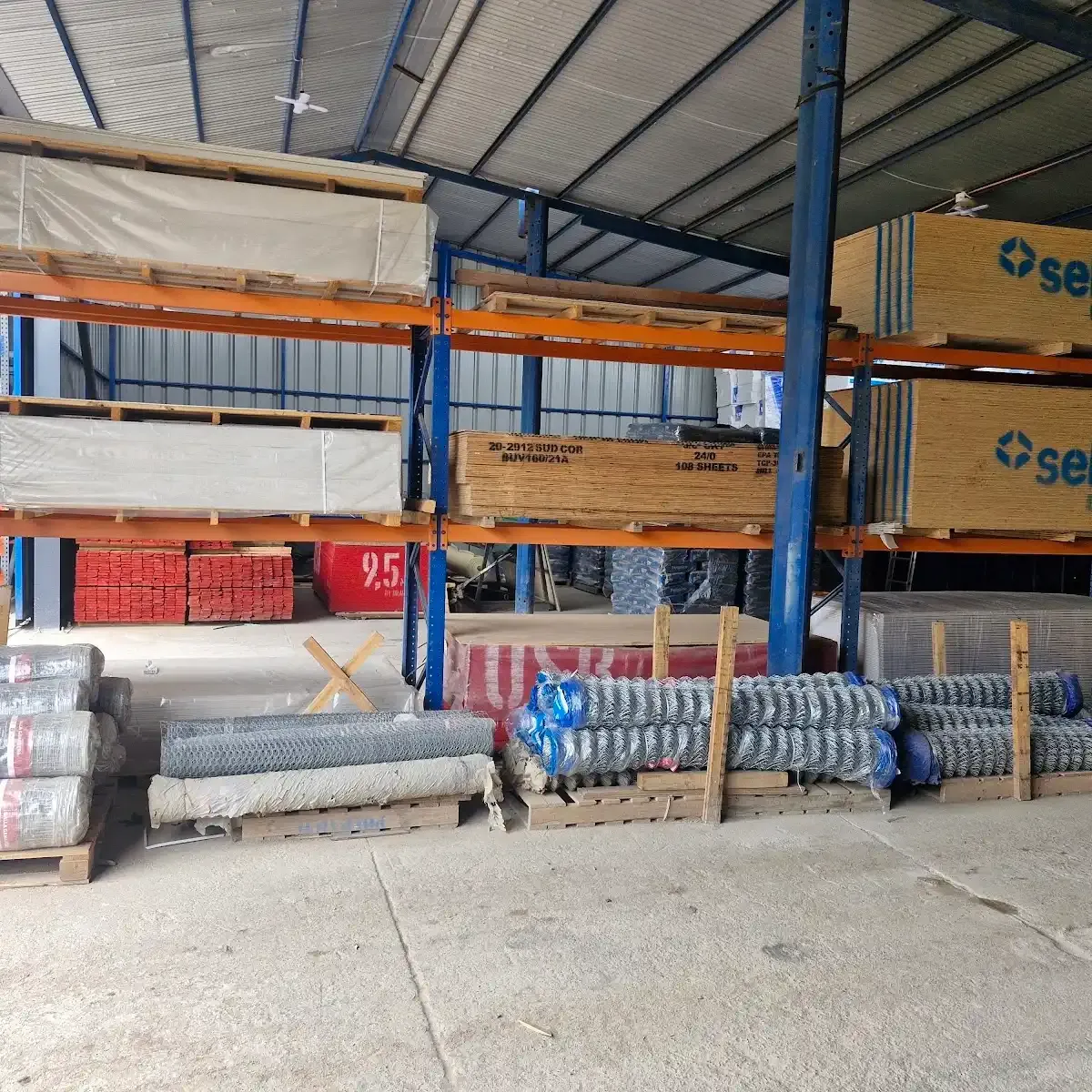 Racks del galpón con perfiles y materiales ordenados