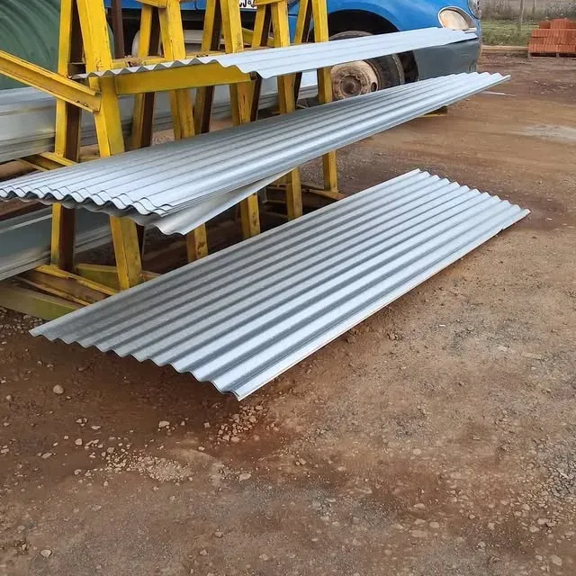 Tejas y láminas de zinc apiladas en el patio de Arimaq