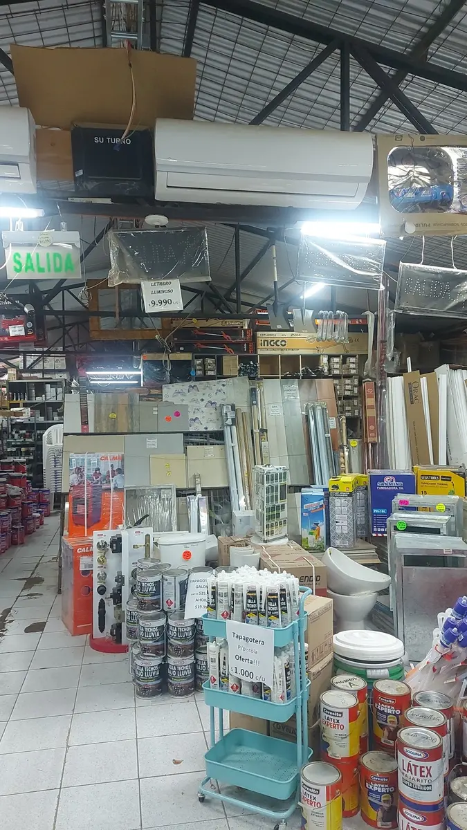 Pasillo interior de Ferretería Ávila con repisas cargadas de productos